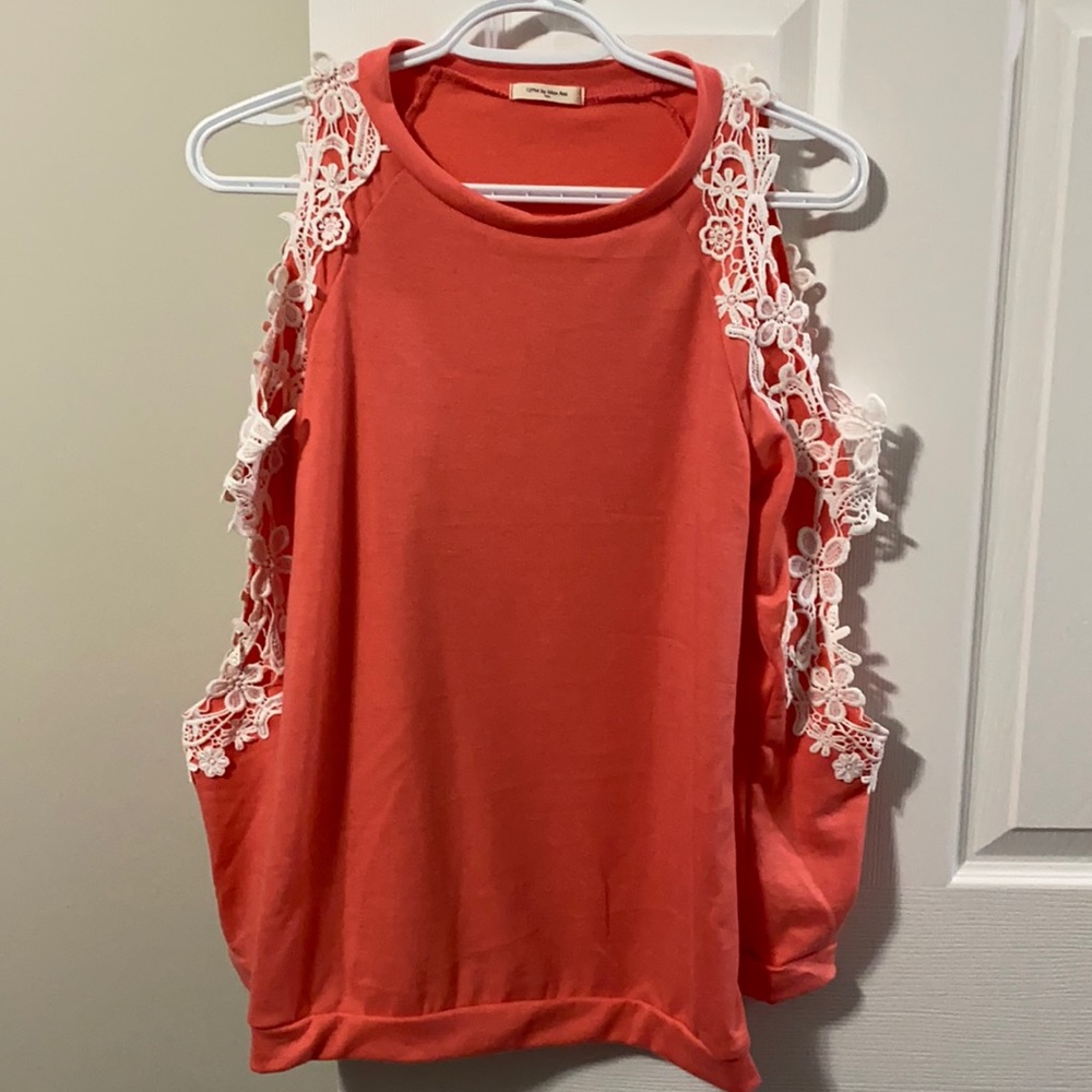 Arm cut out sweater with floral detail